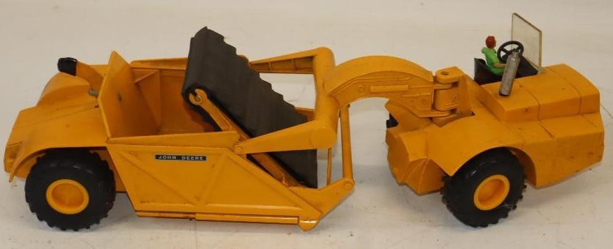 Ertl John Deere Elevating Scraper Toy Truck (1 of 3)