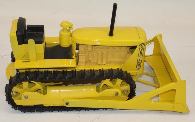 Doepke Model Toys D6 Caterpillar Bulldozer (1 of 3)