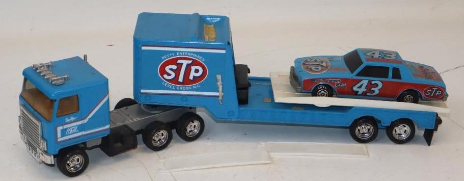Ertl STP Richard Petty Semi Truck: 20x4x5