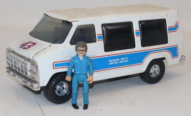 Ertl Richard Petty Limited Addition Racing Van: 11x4x4.5