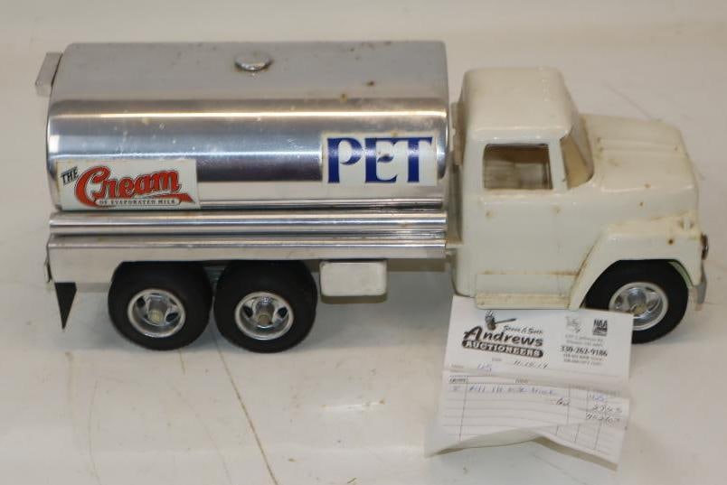 Ertl Pet Evaporated Milk Tanker Truck: 15x5.5x6