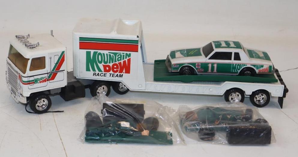 Ertl Mountain Dew Race Team Semi Truck: 20x4x5