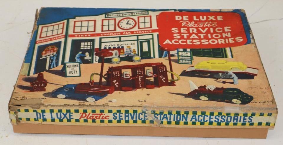 Deluxe Game Corp Plastic Service Station Accessories in Original Box: 16x12x3