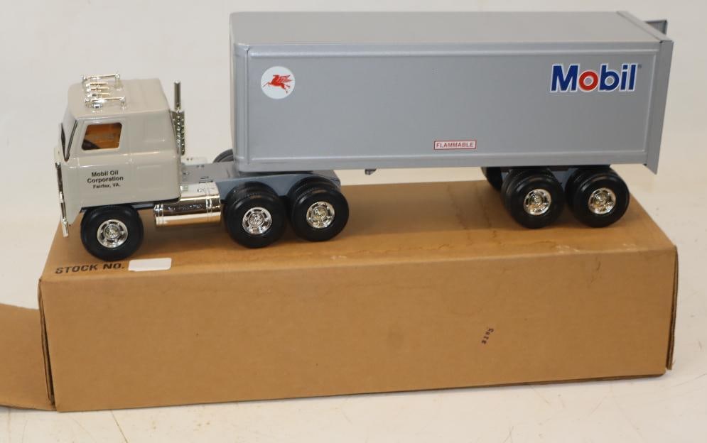 Ertl Mobile Oil Semi Truck In Original Box: 22x8x8