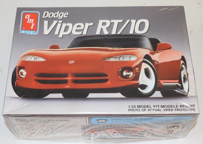 NOS AMT Dodge Viper RT/10 1/25 Scale Model In Original Box: 9" x 6.5" x 3.75"