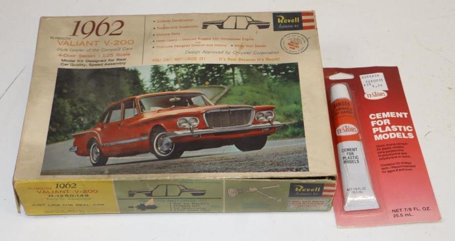 1962 Revell Valiant V-200 1/25 Assembled Scale Model In Original Box: 10" x 7" x 2"
