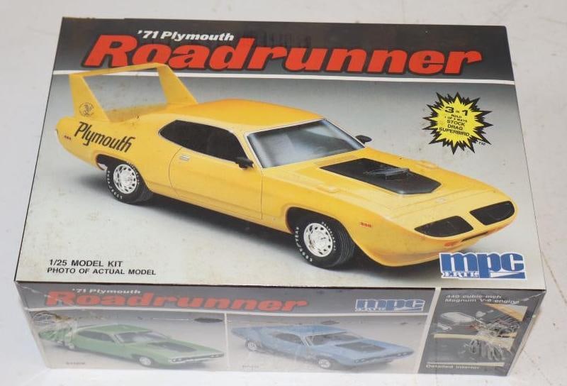 NOS MPC '71 Plymouth Roadrunner 1/25 Scale Model In Original Box: 9" x 6" x 3.5"