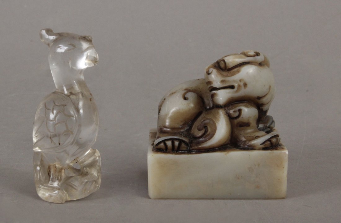 A pair of 20th century Chinese decorative objects: A rock crystal figure of a phoenix and a hard stone seal. Pareja de objetos chinos siglo XX. Figura de ave fÃ©nix en cristal de roca tallado y sello en piedra dura, 6 cm. alt. y 5x4x3,5 cm. respecti