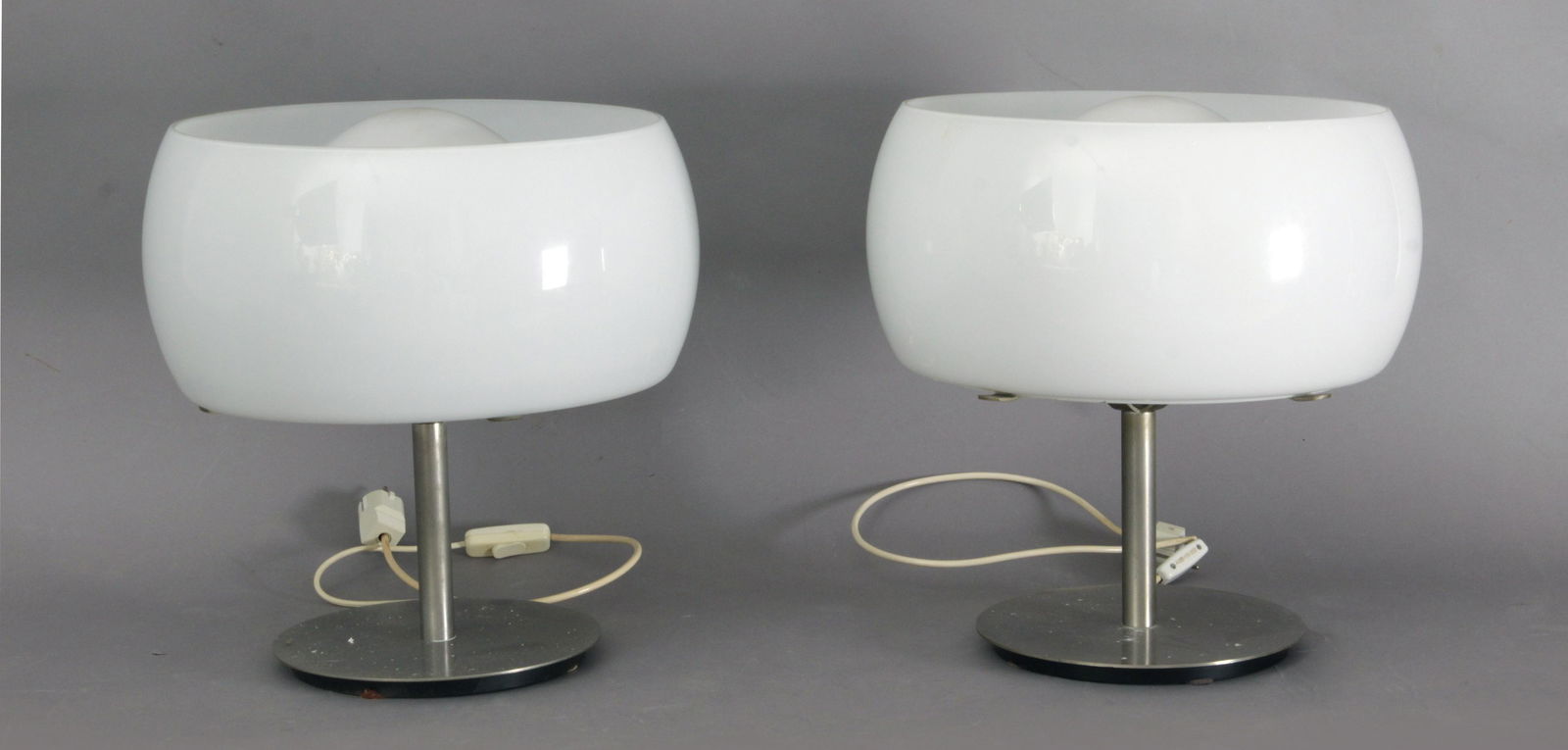 Vico Magistretti for Artemide circa 1960-1969. A pair: Vico Magistretti para Artemide circa 1960-1969. Pareja de lÃ¡mparas de sobremesa modelo Erse en vidrio y metal, 41 cm. alt. y 38 cm. diÃ¡m.
