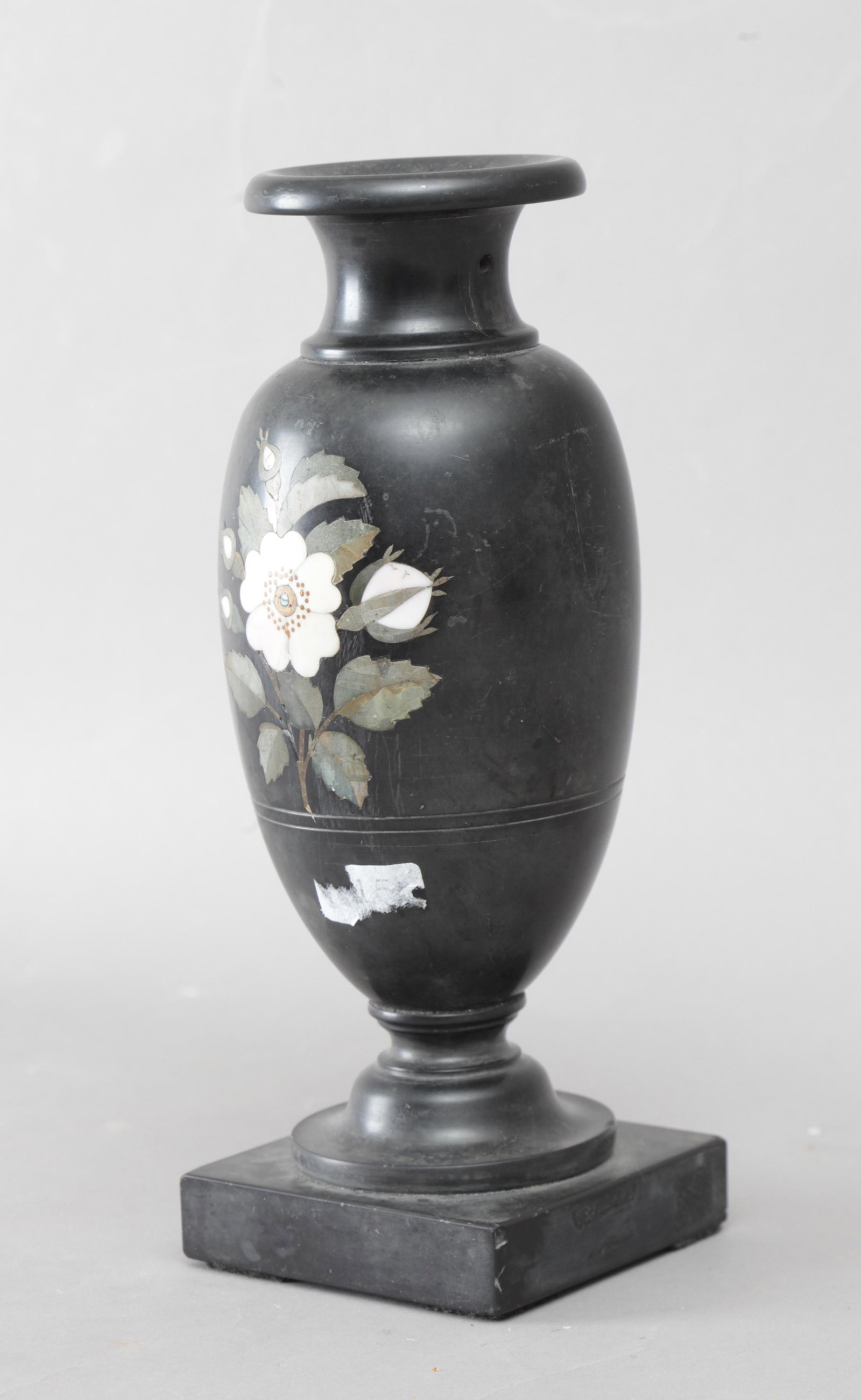 A 20th century Italian vase in Pietra dura marquetry: JarrÃ³n italiano siglo XX. En mÃ¡rmol negro con marqueterÃ­a de piedras duras, 23,5 cm. alt.