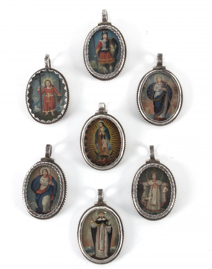 A collection of seven colonial reliquary pendants in: ColecciÃ³n de siete relicarios coloniales siglo XIX. En plata mejicana con advocaciones de Maria Inmaculada (2), la virgen de Guadalupe, Cristo niÃ±o, santo Domingo de GuzmÃ¡n, san Jorge y santa