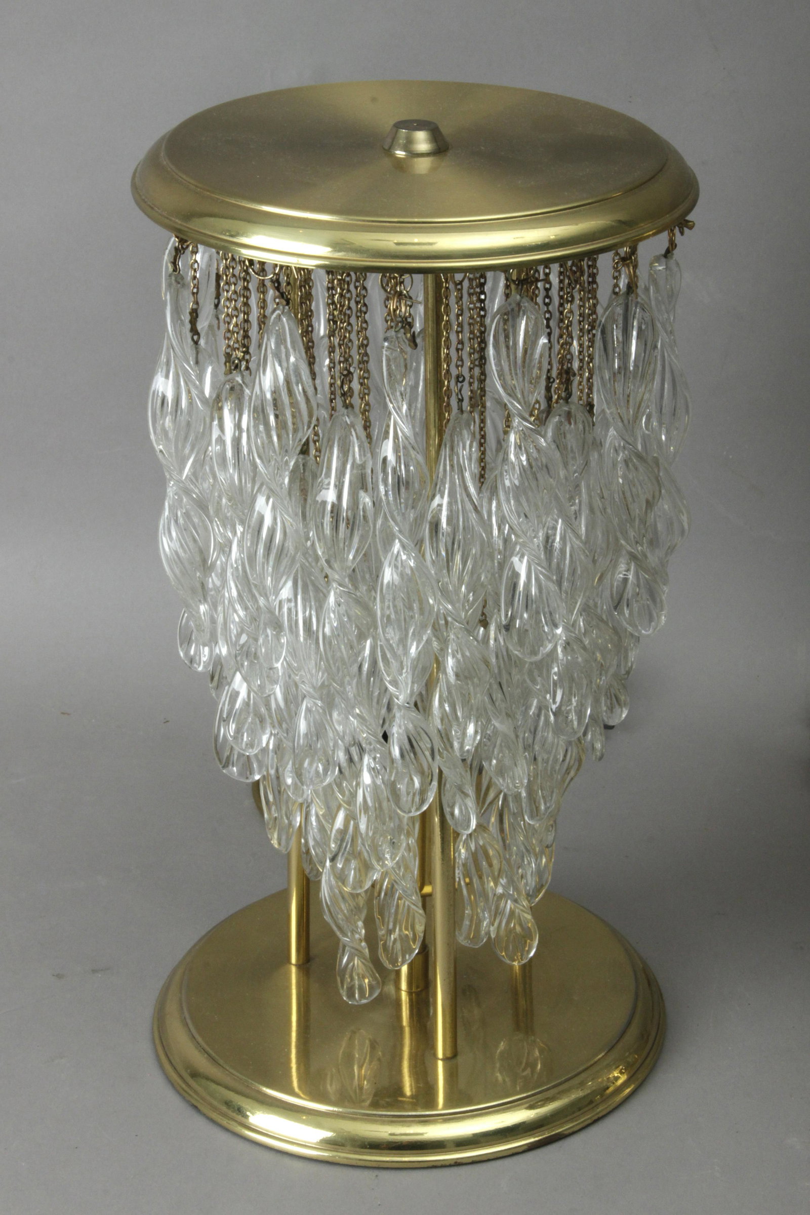A pair of table lamps circa 1980: Pareja de lÃ¡mparas circa 1980. Estructura en metal dorado con pantalla en forma cortinas de lÃ¡grimas contorneadas, 33 cm. alt.