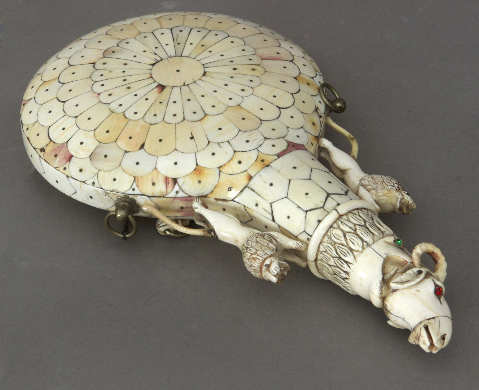 Powder flask, Gujarat or north of India: Mother of pearl, brass and eleohant tusk plaques. Polvorera, Gujarat o norte de la India. En latÃ³n, marfil y nÃ¡car, 31x16x4 cm. Encontramos una de similares caracterÃ­sticas en el Museo de Ori