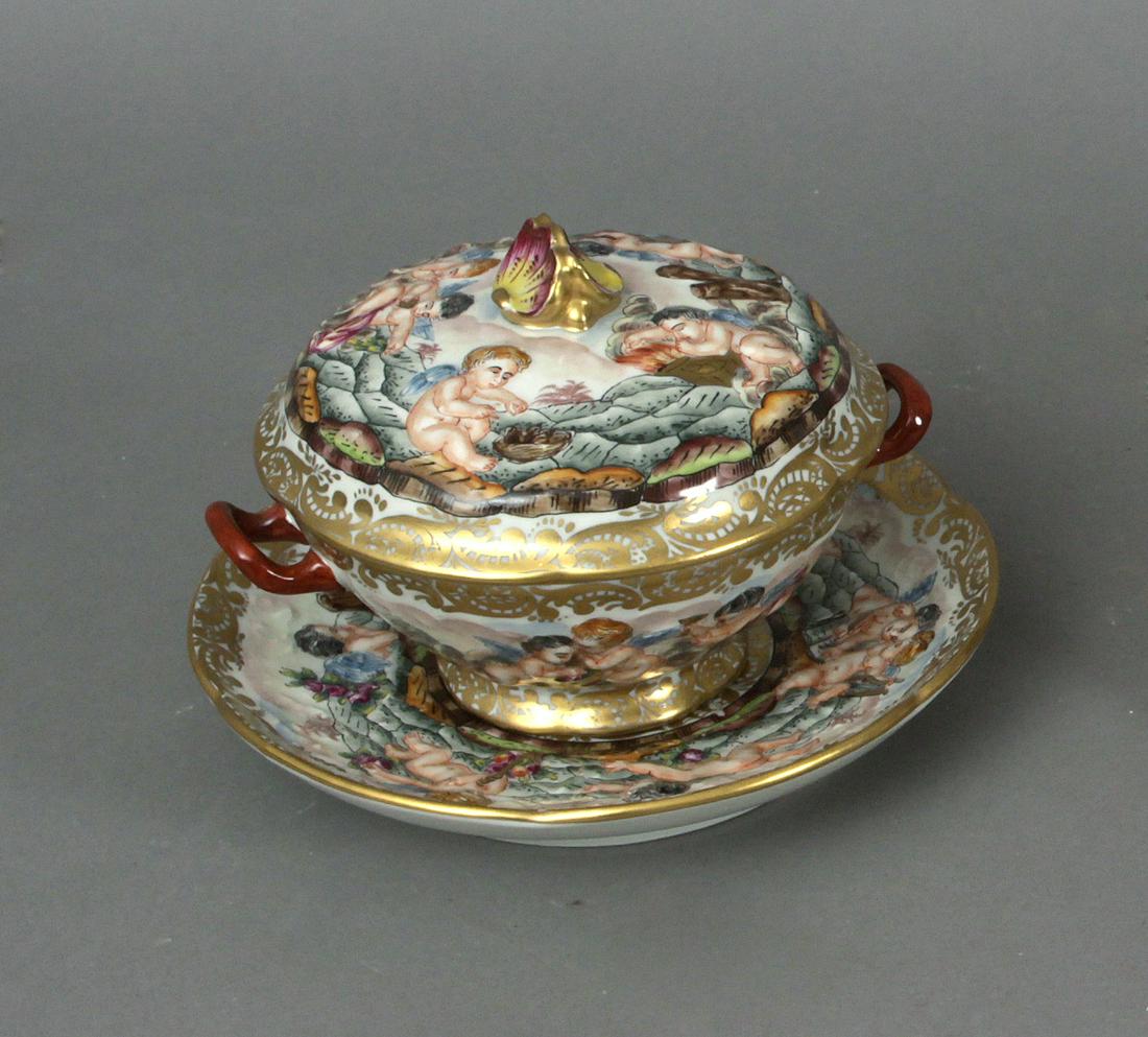 A 19th century Italian container in Capodimonte: Recipiente italiano siglo XIX. En porcelana Capodimonte con amorcillos, 12x18x18 cm.