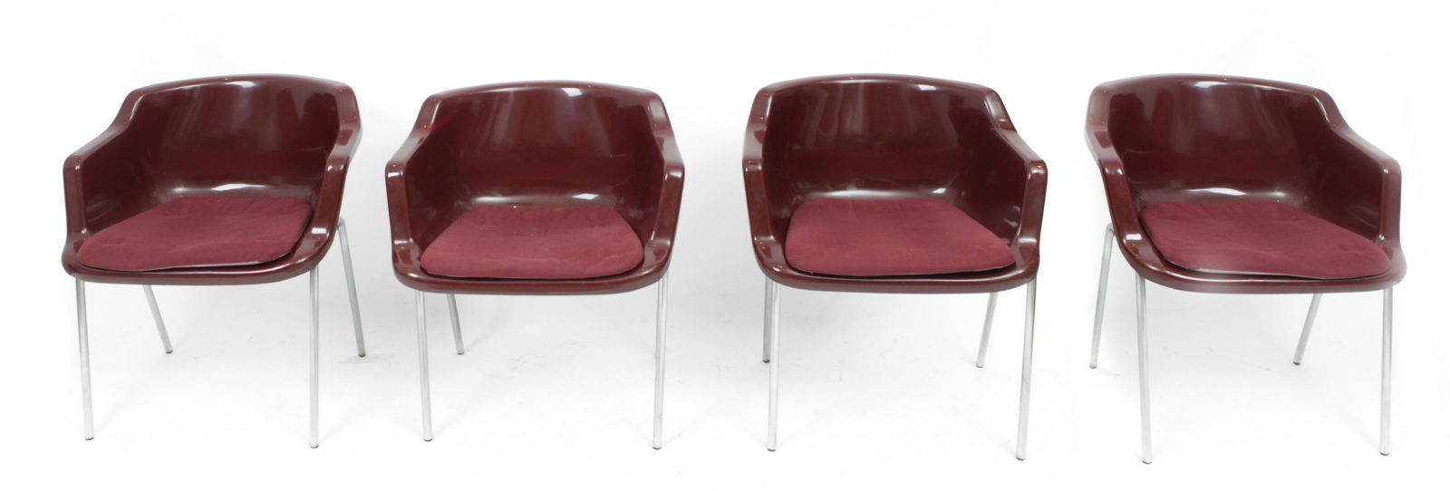 A set of four Robin Day style stacking chairs circa: Cuatro sillas apilables IFSA estilo Robin Day circa 1970-1980. Estructura en acero y asiento de plÃ¡stico abs en tono marrÃ³n, 72x60x60 cm.