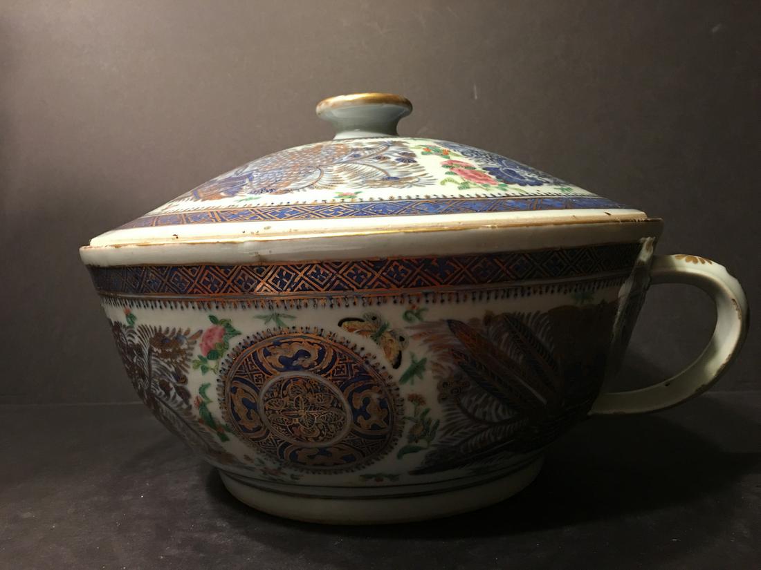 OLD Large Chinese Fitzugh Blue and White Chamber pot: OLD Large Chinese Fitzugh Blue and White Chamber pot with lid, 19th century. 12" x 8" high