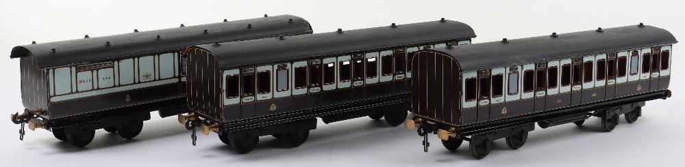 Gauge 1 tinplate GWR passenger coaches and wagons: Gauge 1 tinplate GWR passenger coaches and wagons, Bing for Bassett-Lowke 1st class corridor coach 1921 with hinged doors, condition: good, some retouching to roof, Carette for Bassett-Lowke 3rd/1st 1