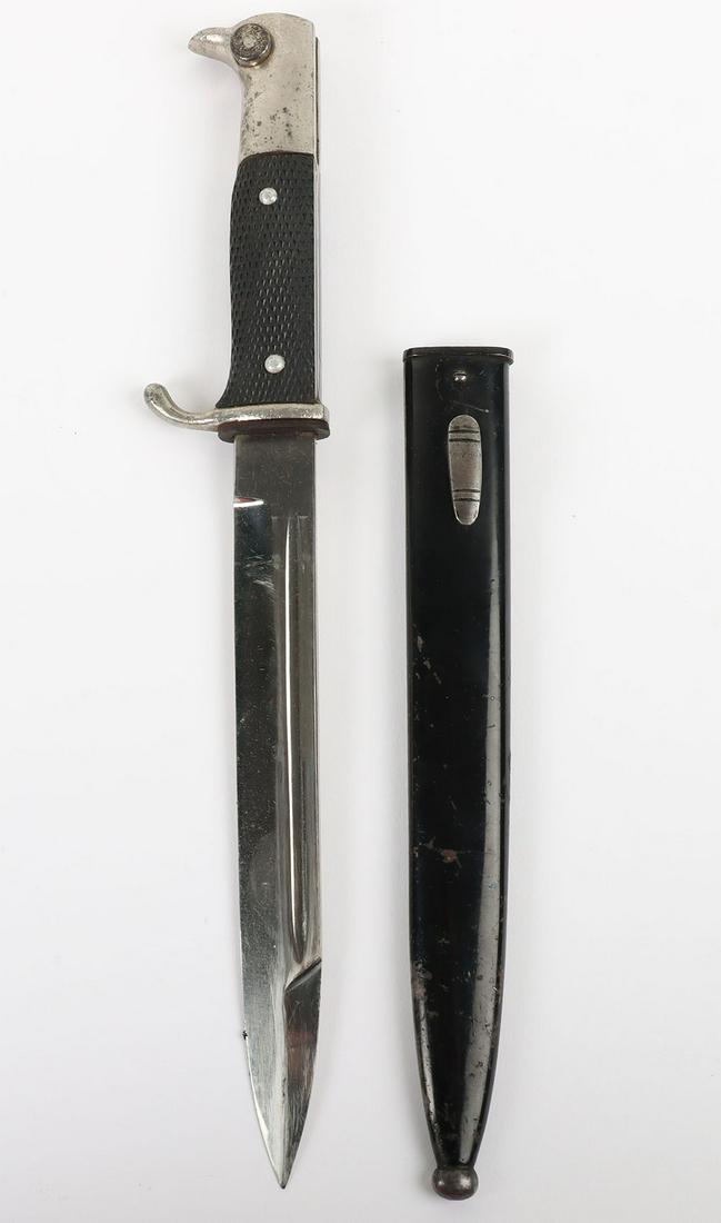 WW2 German Armed Forces Parade Bayonet with Distributors Mark: WW2 German Armed Forces Parade Bayonet with Distributors Mark, fine example with two piece black chequered grips, plated pommel and cross guard. Housed in its original scabbard. Fine condition straigh