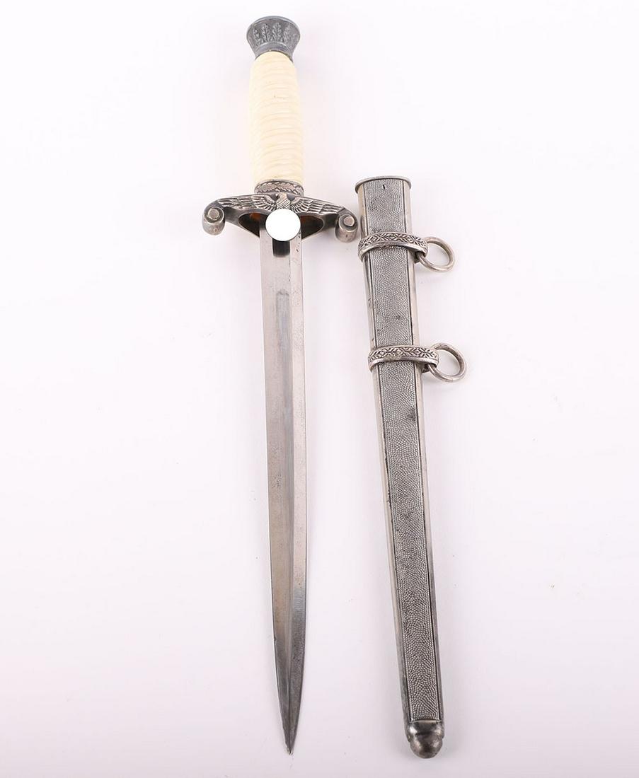 WW2 German Army Officers Dress Dagger by Alcoso, Solingen: WW2 German Army Officers Dress Dagger by Alcoso, Solingen, example with a replaced (reproduction) white grip, pommel with oakleaves relief, cross guard in the form of army eagle with swastika. Housed