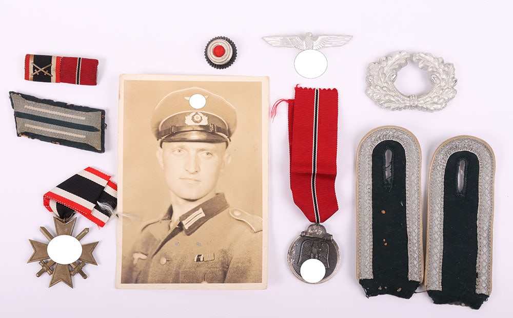 WW2 German Medals and Insignia Grouping: WW2 German Medals and Insignia Grouping, the medals consist of War Service Cross 2nd class with swords and Russian Front medal with the ring stamped ‘25’ for Arbeitsgemeinschaft der Gravur - Gold 