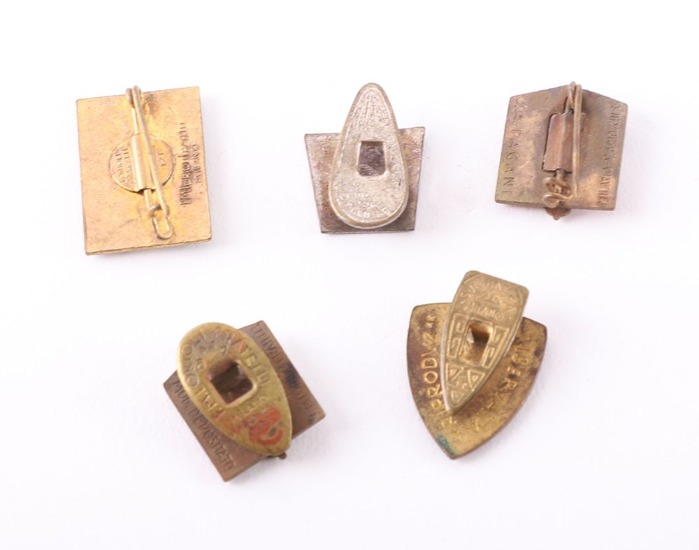 5X WW2 ITALIAN FASCIST BADGES: 5X WW2 ITALIAN FASCIST BADGES, all being enamelled examples, four in brass and one white metal. P.N.F, Agricultural, weapons school and regimental example. Various conditions. (5 items)