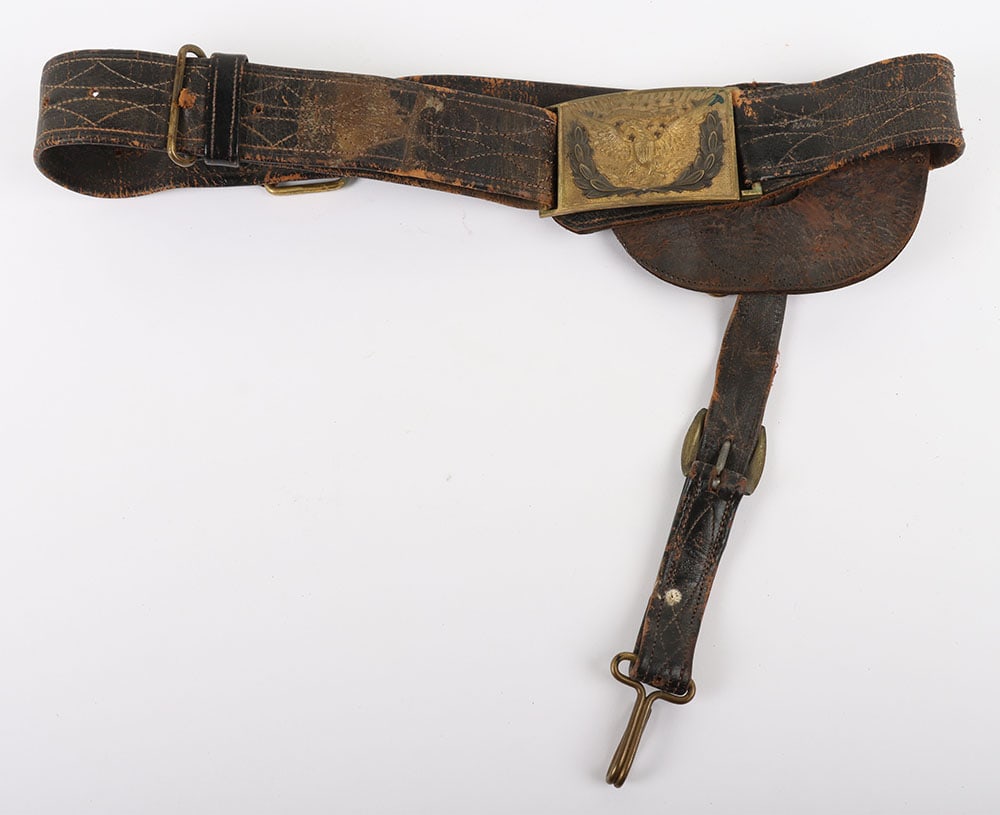 US CIVIL WAR 1851 MODEL UNION OFFICERS BELT & BUCKLE: US CIVIL WAR 1851 MODEL UNION OFFICERS BELT & BUCKLE, the 3 ?? x 2? brass eagle buckle has a bronze laurel wreath attached, the 1 ?? wide black leather belt is complete but shows heavy use, comes w/ m