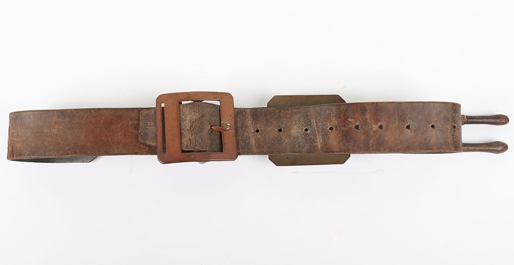 US CIVIL WAR UNION DRUMERS CROSS BELT STRAP W/ STICK HOLDER: US CIVIL WAR UNION DRUMERS CROSS BELT STRAP W/ STICK HOLDER, a 2? wide heavy duty brown leather belt has a large 3? x 3 ?? open-frame copper buckle, mounted to this strap is a 3 ?? square brass drum s
