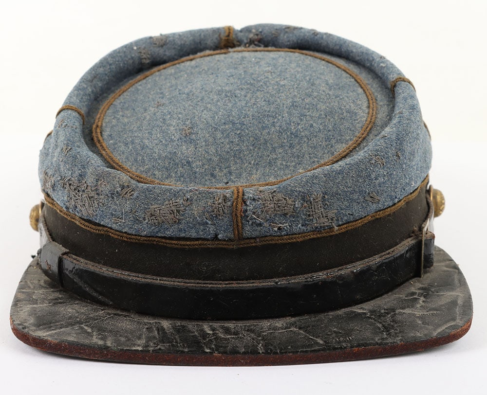 US CIVIL WAR PERIOD CONFEDERATE MILITIA OFFICERS KEPI FROM GEORGIA: US CIVIL WAR PERIOD CONFEDERATE MILITIA OFFICERS KEPI FROM GEORGIA, a gray wool top w/ a black wool base, rear is 3 ?? tall & the front is 2? tall & its diameter on top is 5?, has a double-cord (split