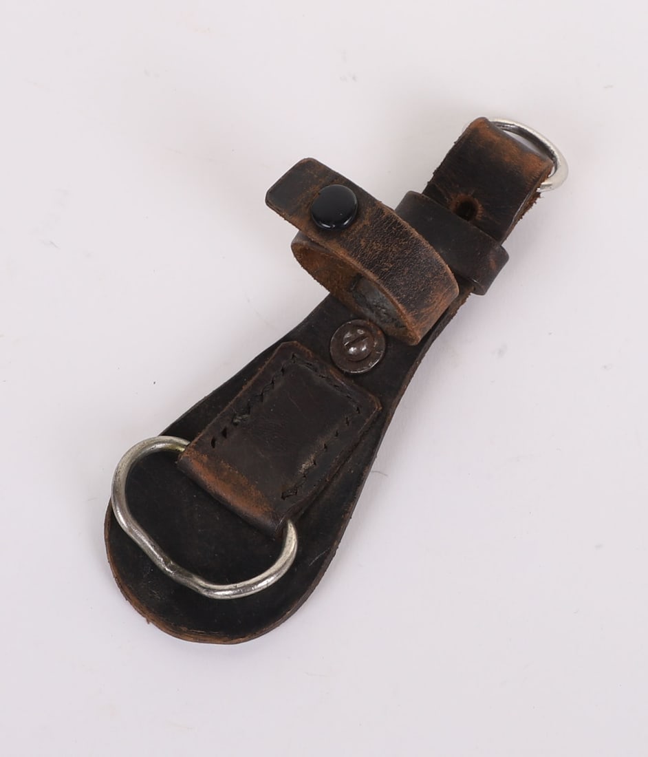 SCARCE THIRD REICH CLAMSHELL BAYONET FROG: SCARCE THIRD REICH CLAMSHELL BAYONET FROG, fine example of a rare leather bayonet frog for the clamshell bayonet. Press stud fitting to the leather securing strap. Original metal retention ring for th
