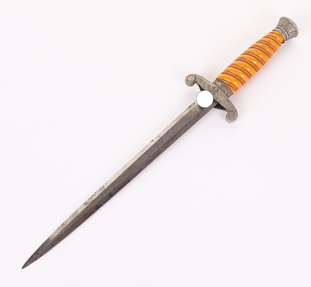 WW2 German Army Officers Dagger: WW2 German Army Officers Dagger, with orange celluloid grip, pommel and ferrule with oakleaves relief. Eagle cross guard. Plain unmarked blade. No scabbard.