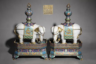 A pair of Qingjing cast copper tire cloisonne cloisonne enamel Taiping elephant ornaments