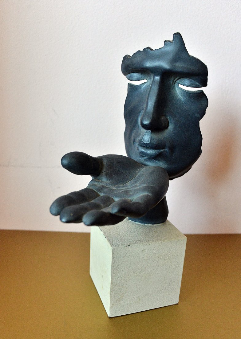 Modern TMS Vitruvian Collection "Face Blowing Kiss" (1 of 6)