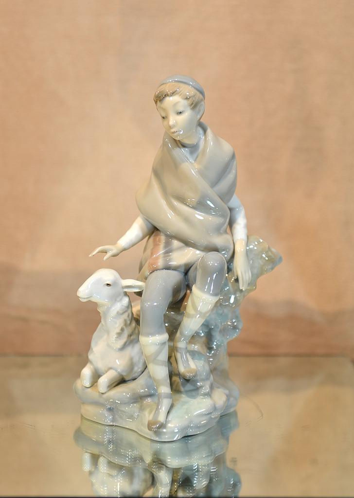 Lladro Sitting Boy (1 of 4)
