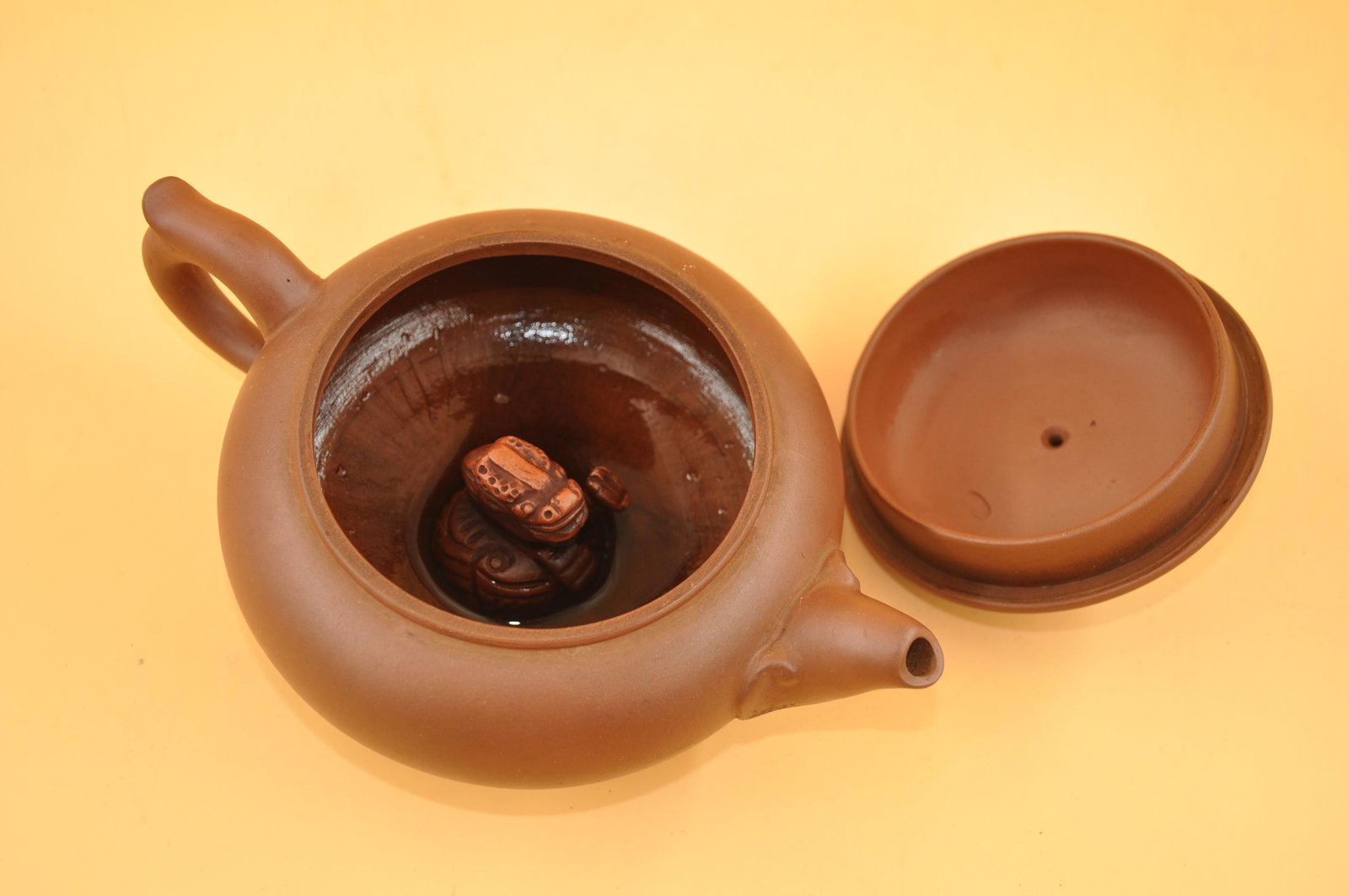 A purple clay teapot from Zhou Guizhen: A purple clay teapot from Zhou Guizhen