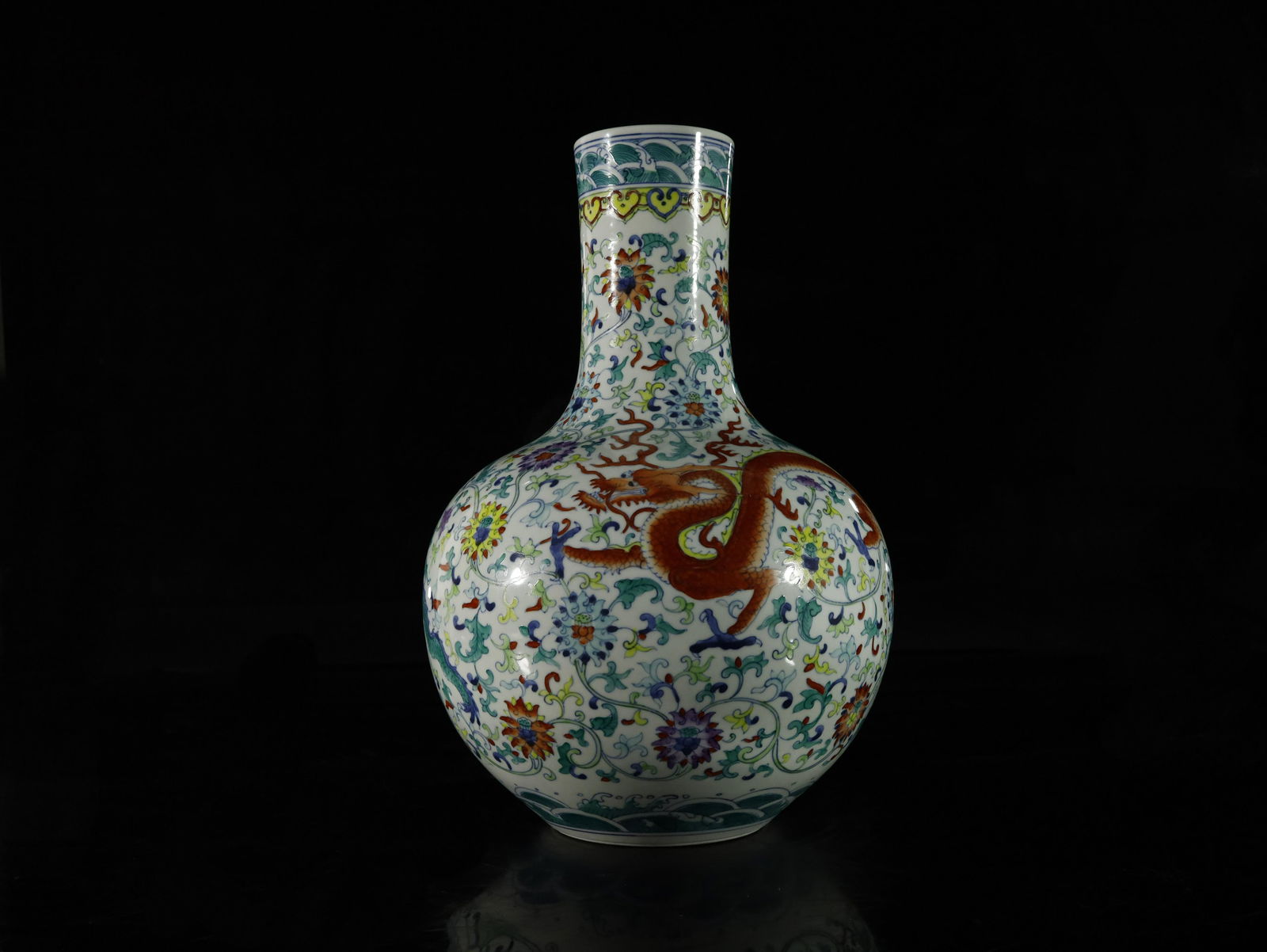 A Fine and Magnificent Doucai Dragon Pattern＇ (1 of 10)