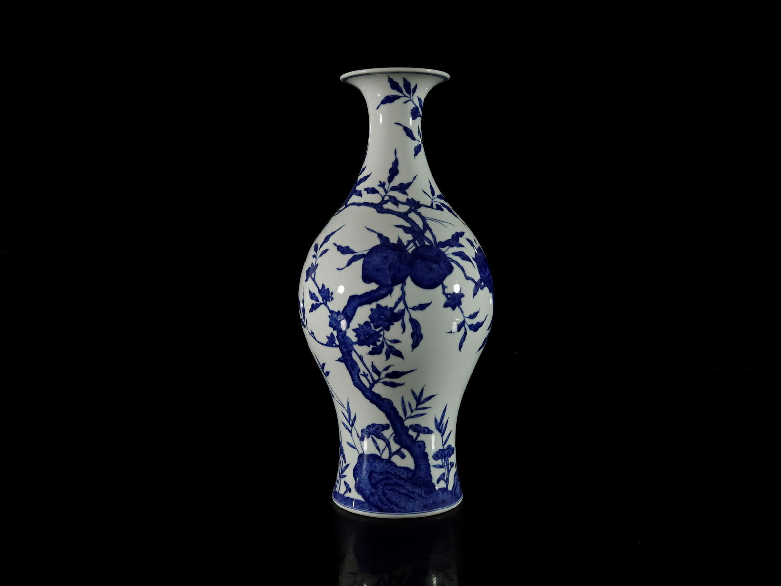 An Exquisite and Fine Blue and White Peach Pattern Vase (1 of 10)