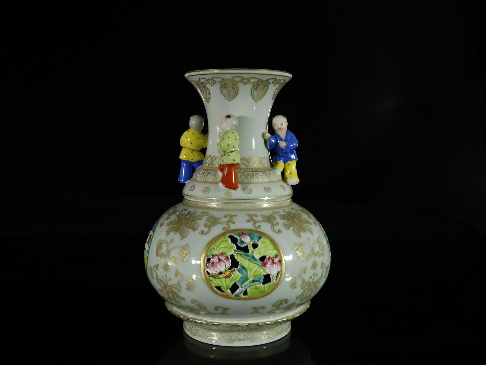 An Unique Pea-Green-Ground Famille-Rose Painted Gold (1 of 12)