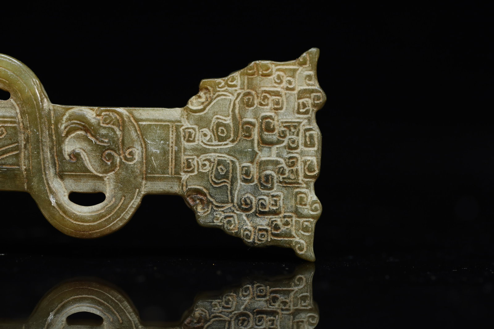 A Nice Ancient Jade Sword: A Nice Ancient Jade SwordChinese Han DynastySize:20cmX3.5cmX0.4cm