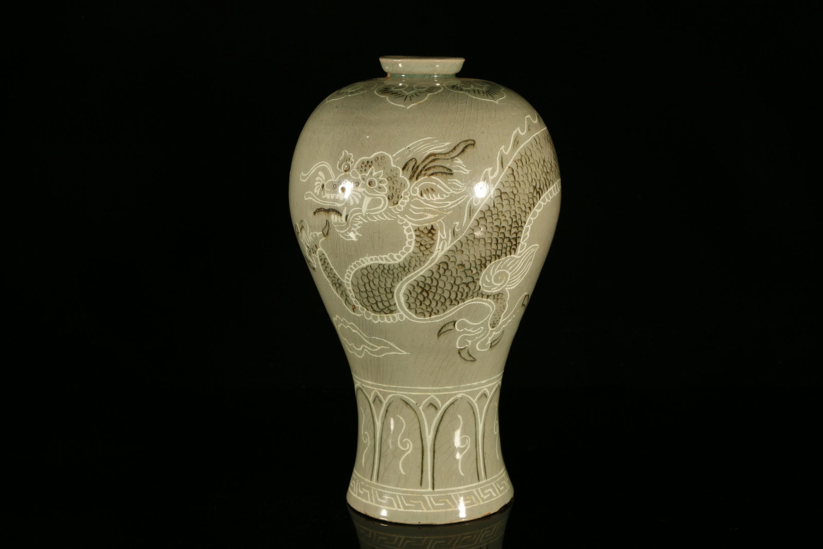 A Rare Korean Celadon-Glazed 'Dragon' Vase (1 of 8)