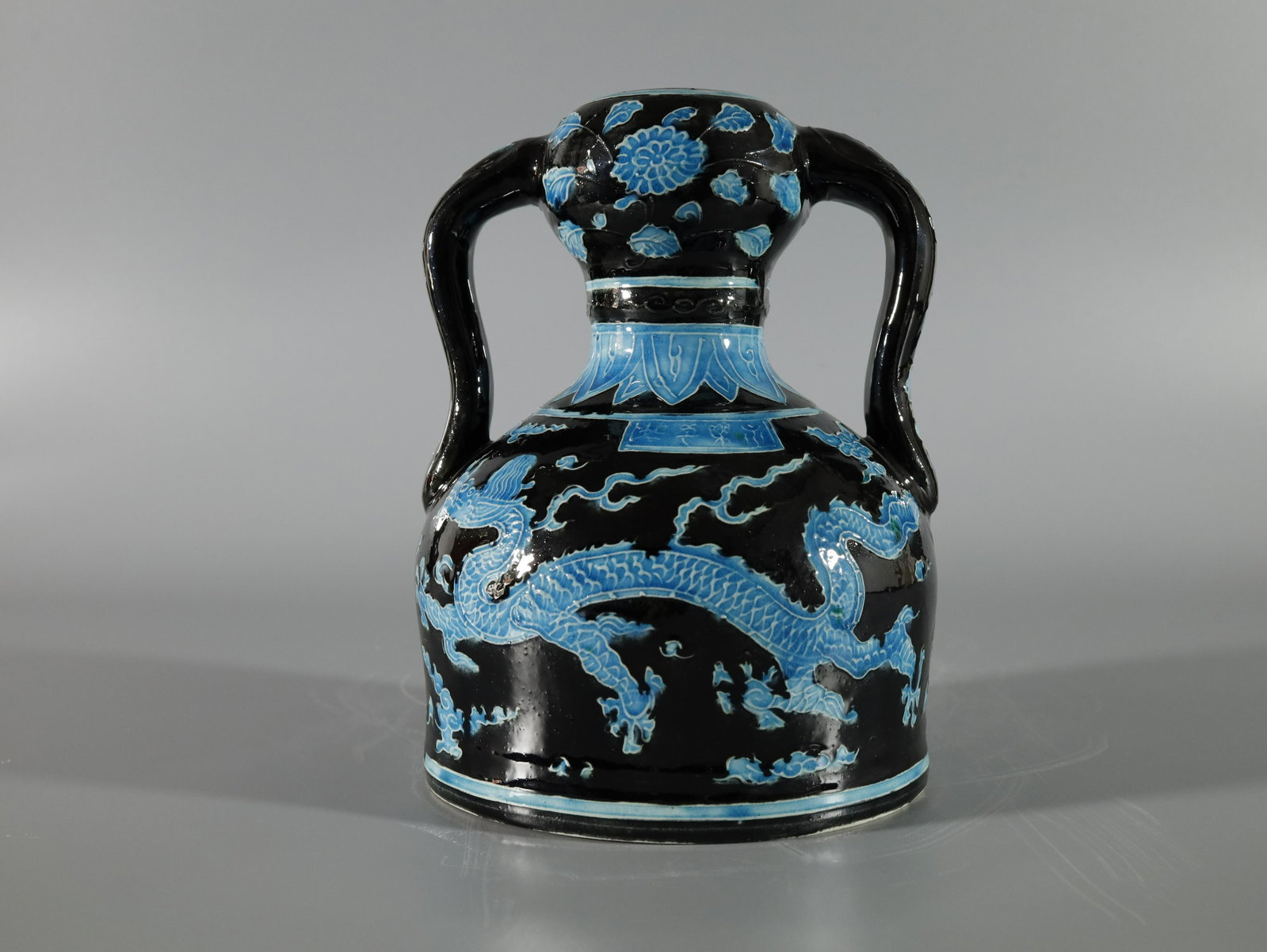 A Rare and Fine Fahua Double-gourd Zun: A Rare and Fine Fahua Phoenix and Dragon Pattern Double-gourd Zun Chinese Ming Dynasty Mark of Yongle Six-character and of the Period(1403-1424) Size：16cmx20cm