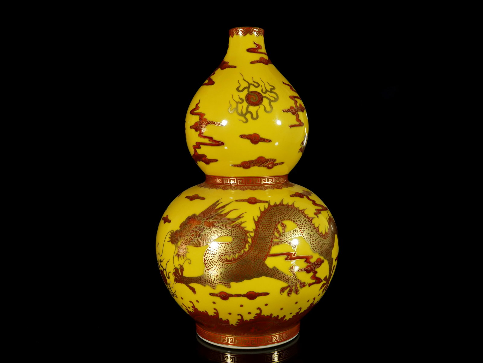 A Yellow-Ground Painted Gold 'Dragon' Double-Gourd Vase: A Yellow-Ground Painted Gold 'Dragon' Double-Gourd Vase Chinese Qing Dynasty Mark of Qianlong Size:20cmx33.5cm