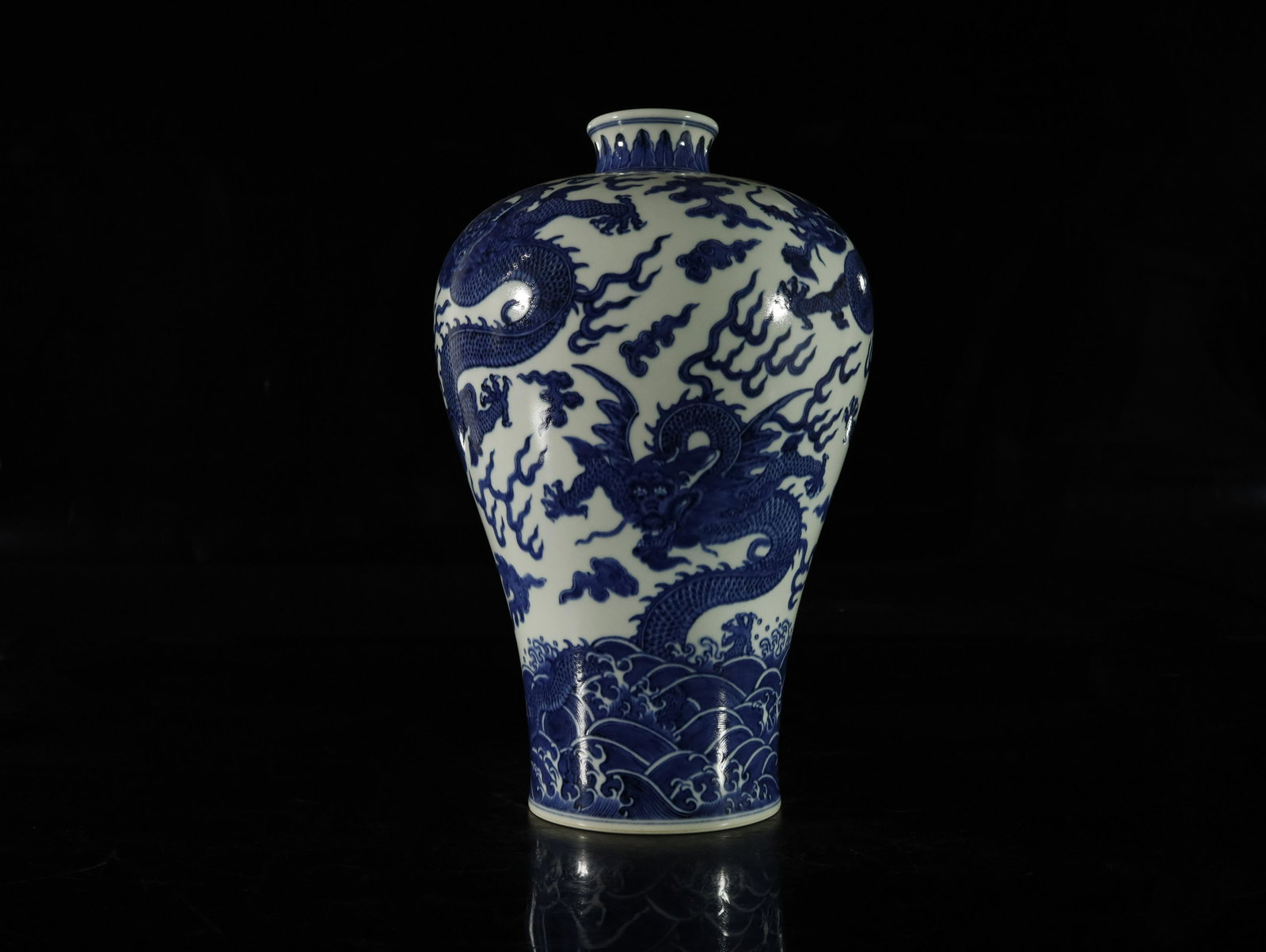 A Blue And White Dragon Vase: A Blue And White Dragon Vase Chinese Qing Dynasty Mark of Yongzheng Size:26cmx39cm