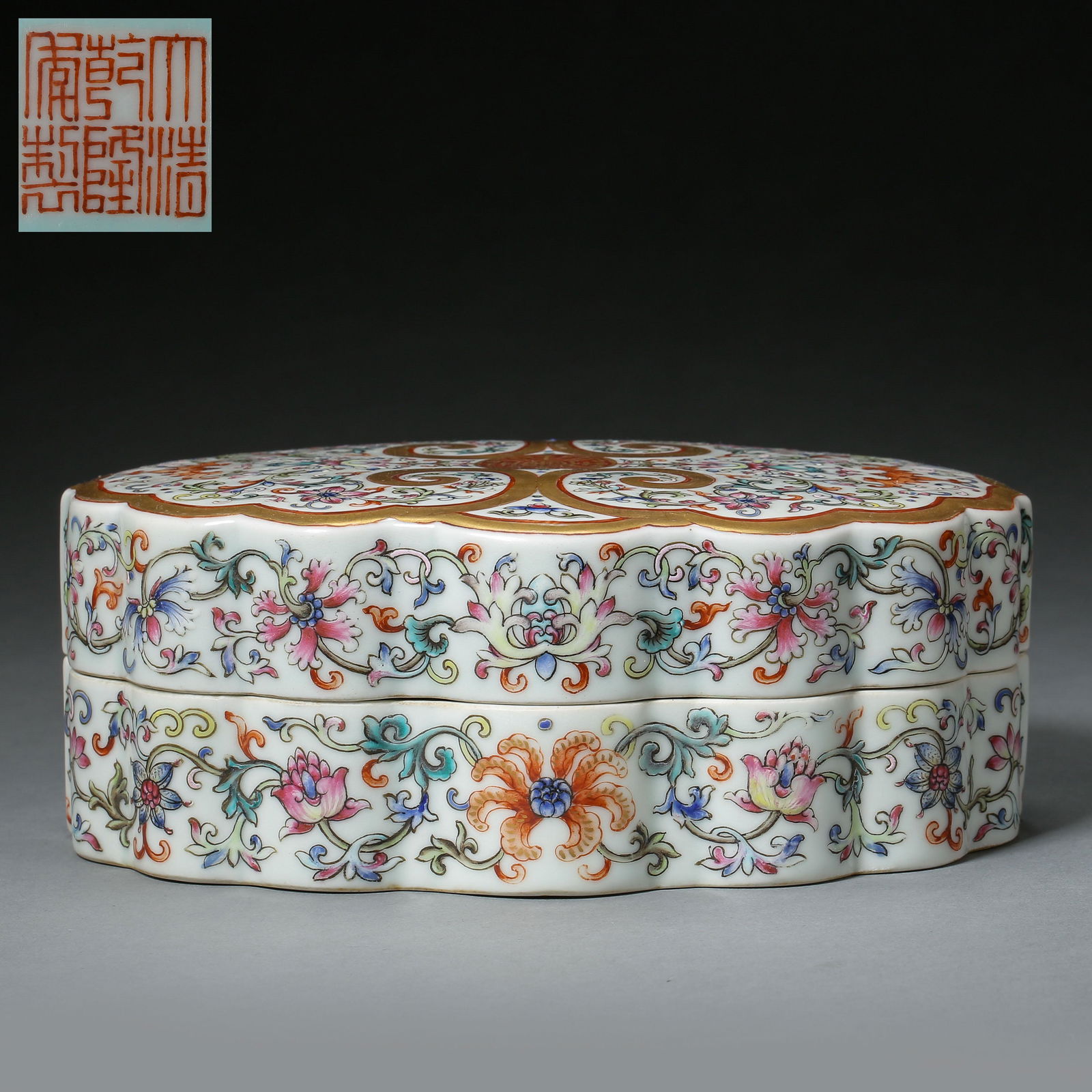ANCIENT CHINESE FAMILLE ROSE BOX, FLOWER PATTERN: ANCIENT CHINESE FAMILLE ROSE BOX, FLOWER PATTERN H. 6.5 cm. L. 8 cm.