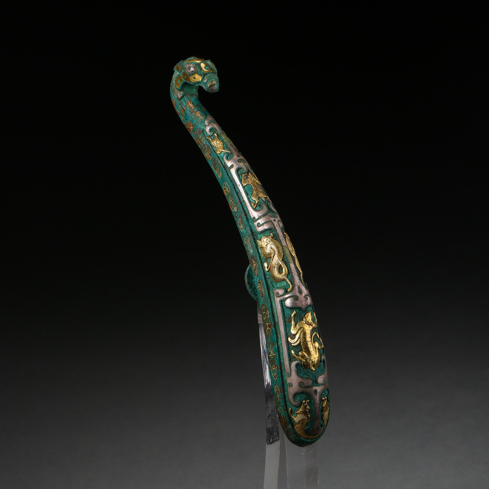 ANCIENT CHINESE BRONZE BELT HOOK INLAID GOLD AND SILVER: ANCIENT CHINESE BRONZE BELT HOOK INLAID GOLD AND SILVER H. 18.8 cm. Weight 374 gram.