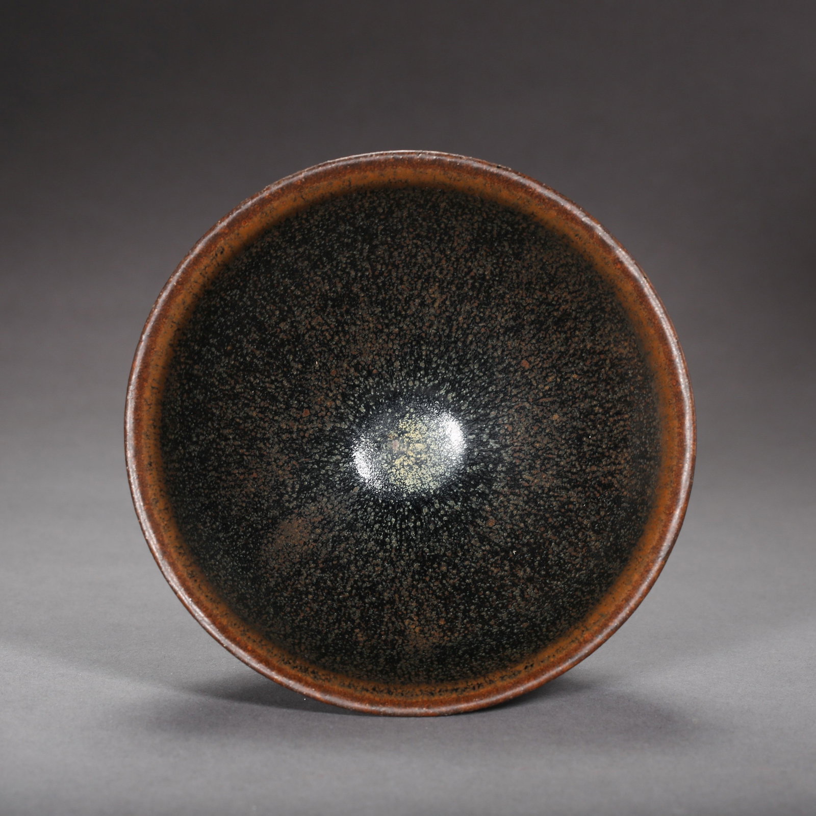 SONG DYNASTY, CHINESE JIAN KILN CUP WITH A HAIRLINE: SONG DYNASTY, CHINESE JIAN KILN CUP WITH A HAIRLINE H. 7.5 cm. Diam. 13 cm.