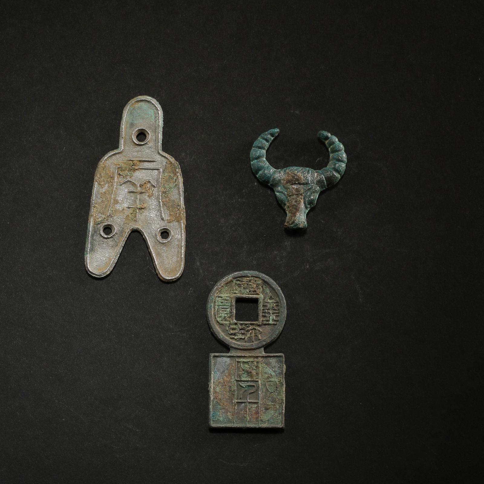 A GROUP OF OLD CHINESE BRONZE PIECES (1 of 10)