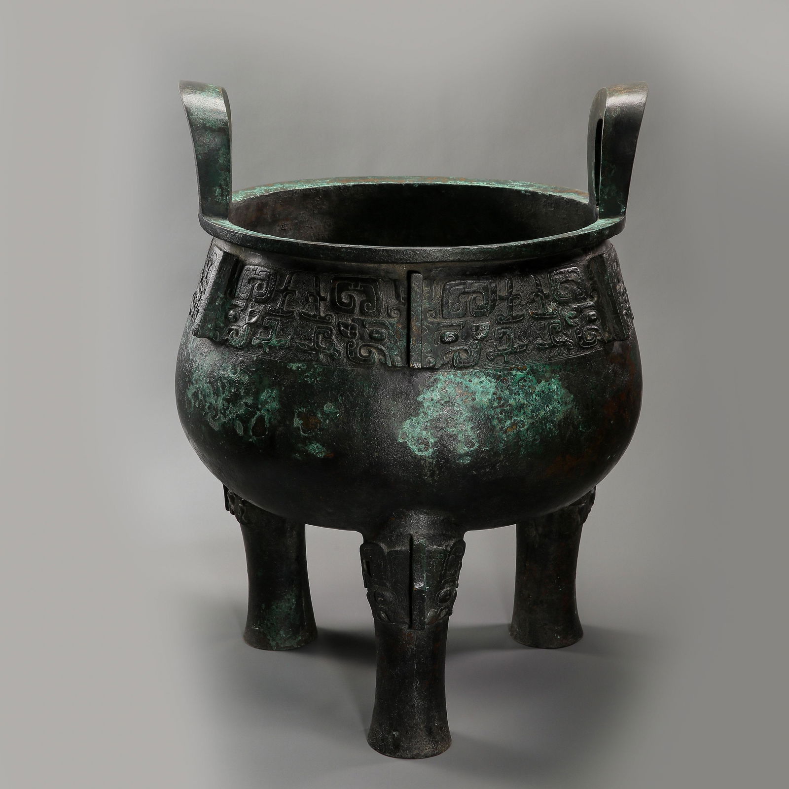 BRONZE TRIPOD DING, WESTERN ZHOU DYNASTY, CHINA (1 of 12)