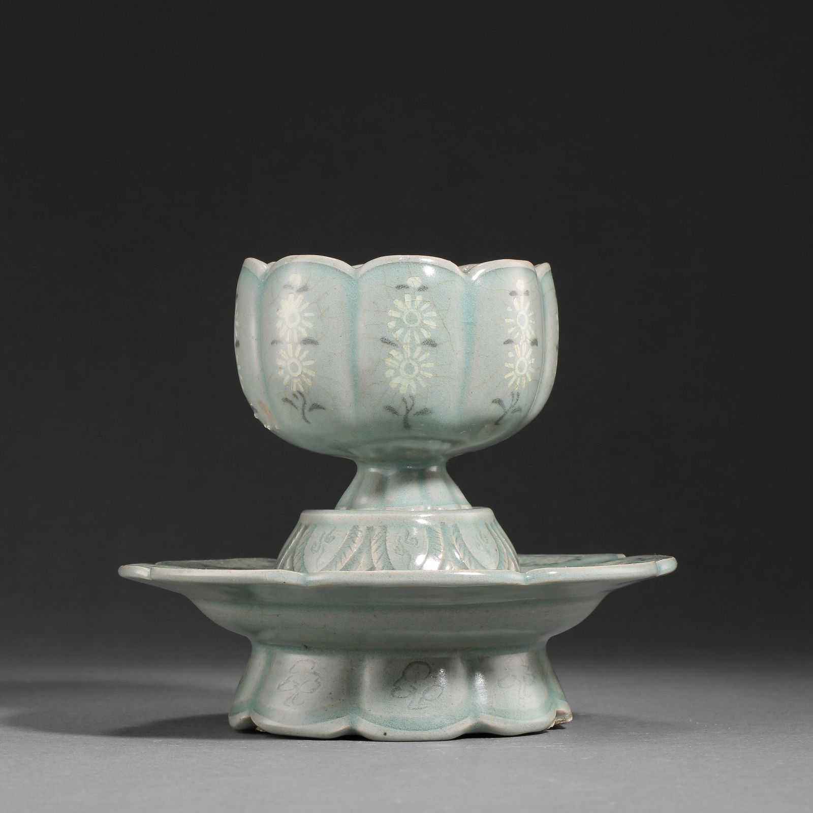 A SET OF ANCIENT KOREAN CELADON CUP AND PLATE (1 of 12)