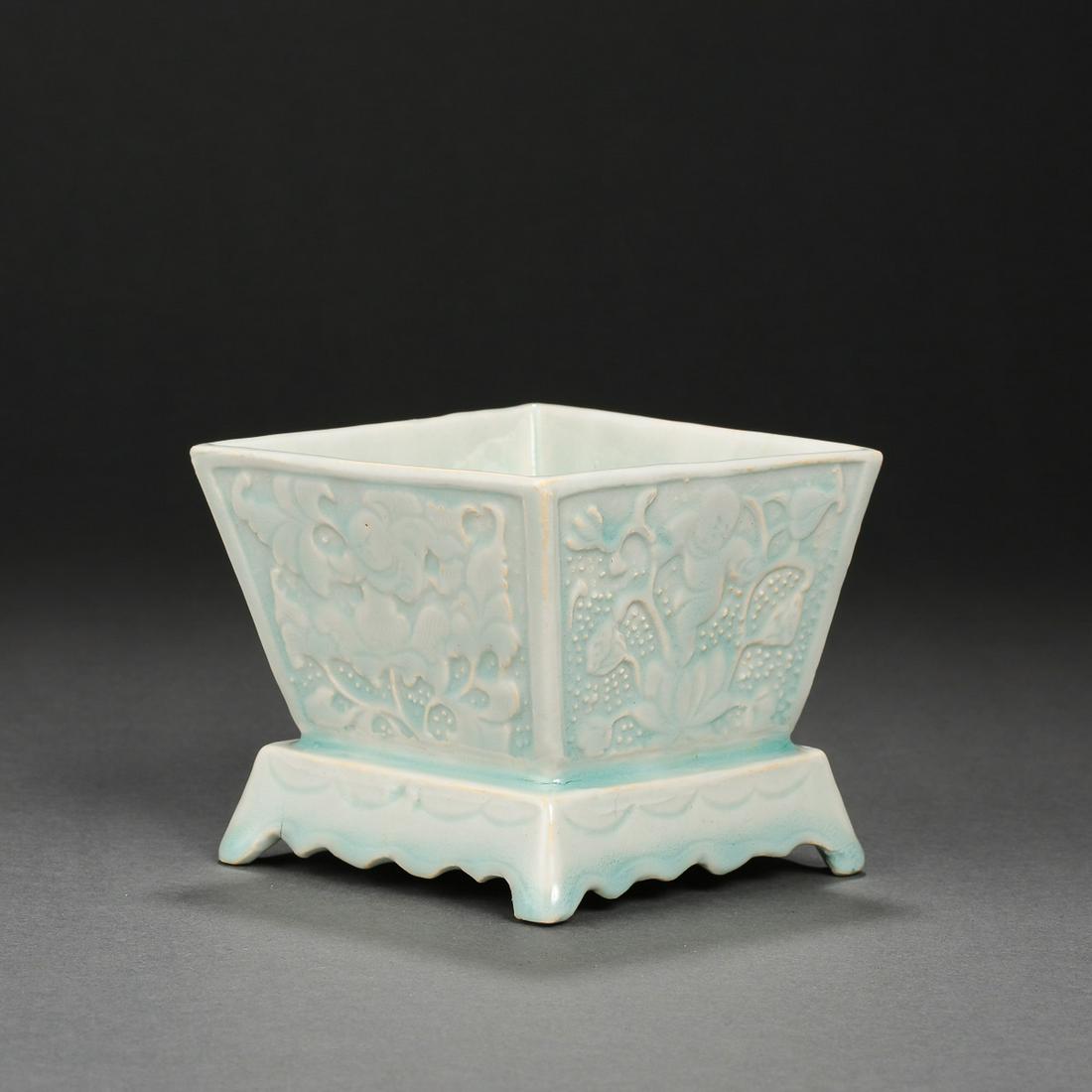 CHINESE HUTIAN WARE CELADON INSCRIBED FLOWER PATTERN (1 of 14)