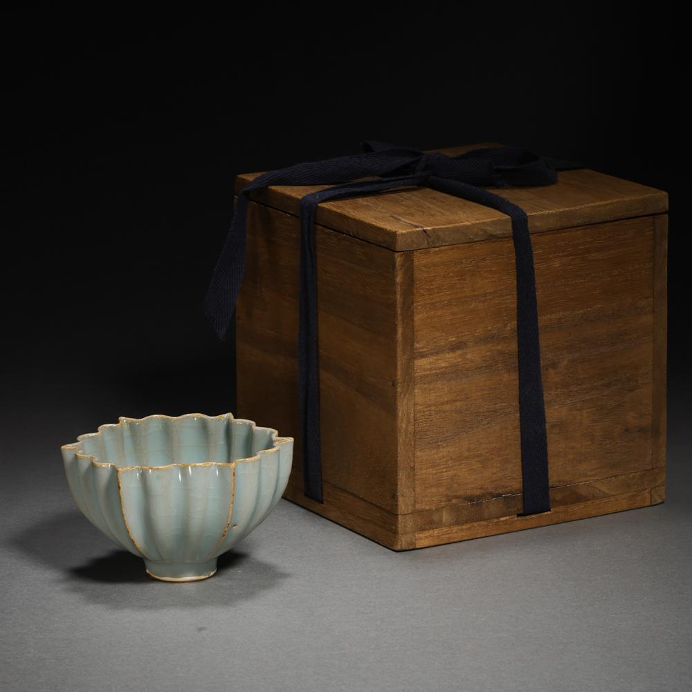 SONG DYNASTY, CHINESE GUAN WARE LOTUS SHAPED CUP (1 of 11)